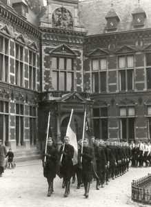 97529 Afbeelding van de mannelijke leden van het Nationaal Socialistisch Studentenfront tijdens hun mars door Utrecht ...